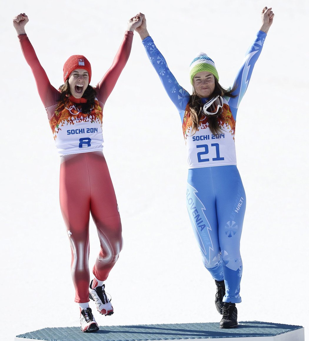 Olympijský sjezd žen má poprvé dvě vítězky. Na hrách v Soči zajely shodný čas Švýcarka Dominique Gisinová a Slovinka Tina Mazeová