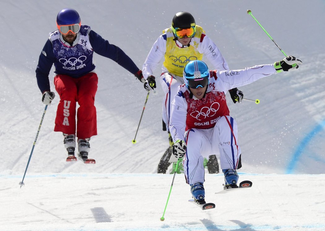 Francouz Jean Frederic Chapuis vyhrál olympijský skikros, jeho kalhoty ale bude řešit sportovní arbitráž v Lausanne