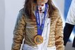Rozesmátá Eva Samková se zlatou medailí na krku