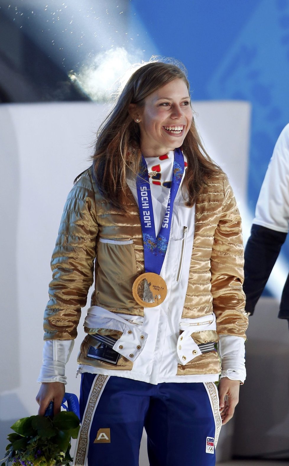 Rozesmátá Eva Samková se zlatou medailí na krku