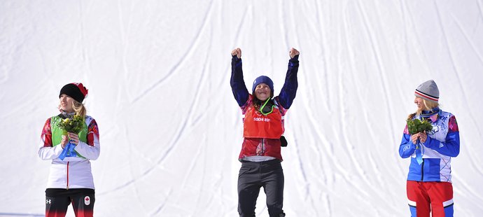 Eva Samková skáče na nejvyšší stupínek po olympijském závodě snowboardkrosařek