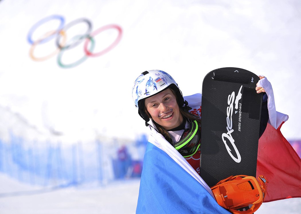 Šťastná Eva Samková zabalená do české vlajky po svém olympijském triumfu