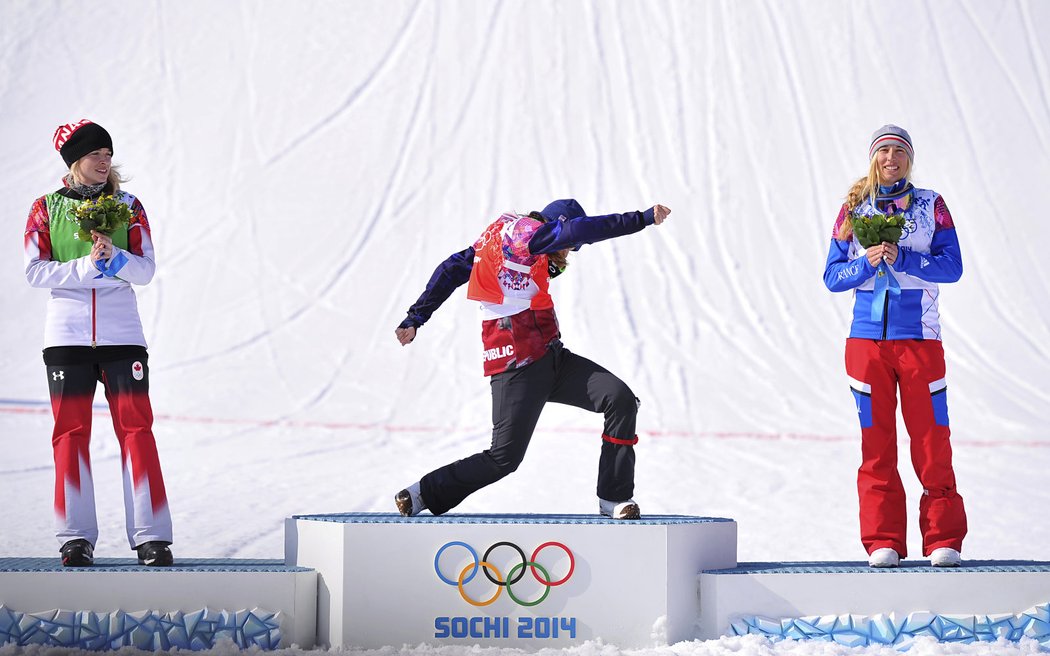 Vítězná kreace Evy Samkové na stupních vítězů po zisku zlaté medaile ve snowboardkrosu