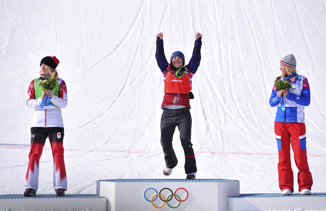 Eva Samková skáče na nejvyšší stupínek po olympijském závodě snowboardkrosařek