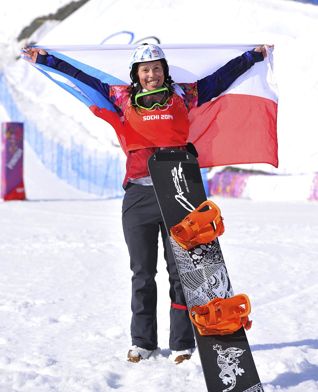 Eva Samková pózuje s českou vlajkou a svým zlatým prknem