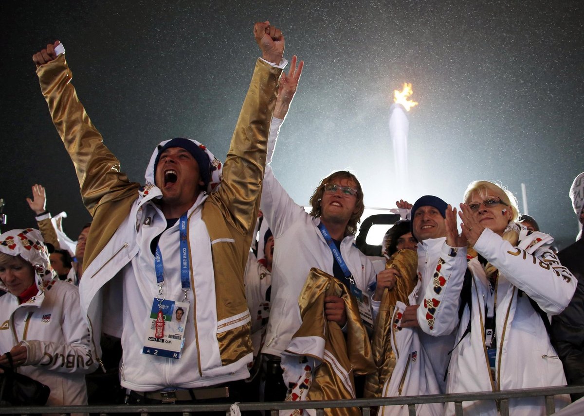 Členové české výpravy se na medailový ceremoniál Evy Samkové taky pořádně pozlatili