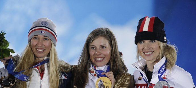 Nejlepší ženy olympijského snowboardkrosu se chlubí svými medailemi, Eva Samková uprostřed