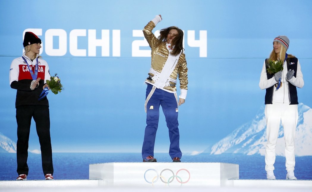 Eva Samková si přebírání zlaté medaile v Soči náramně užívala
