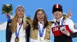 Vysmátá Eva Samková se zlatou medailí a ve zlaté bundě, vlevo bronzová Chloe Trespeuchová, vpravo stříbrná Dominique Maltaisová