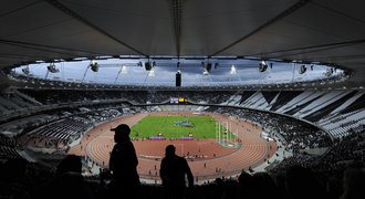 Londýn otevřel Olympijský stadion. S falešnou bombou od bagristy