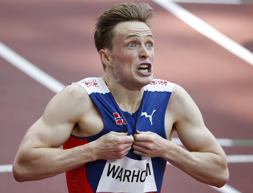 Karsten Warholm se raduje ze svého světového rekordu na 400 m překážek