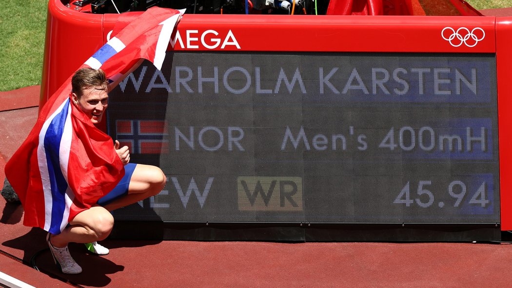 Karsten Warholm se raduje ze svého světového rekordu na 400 m překážek