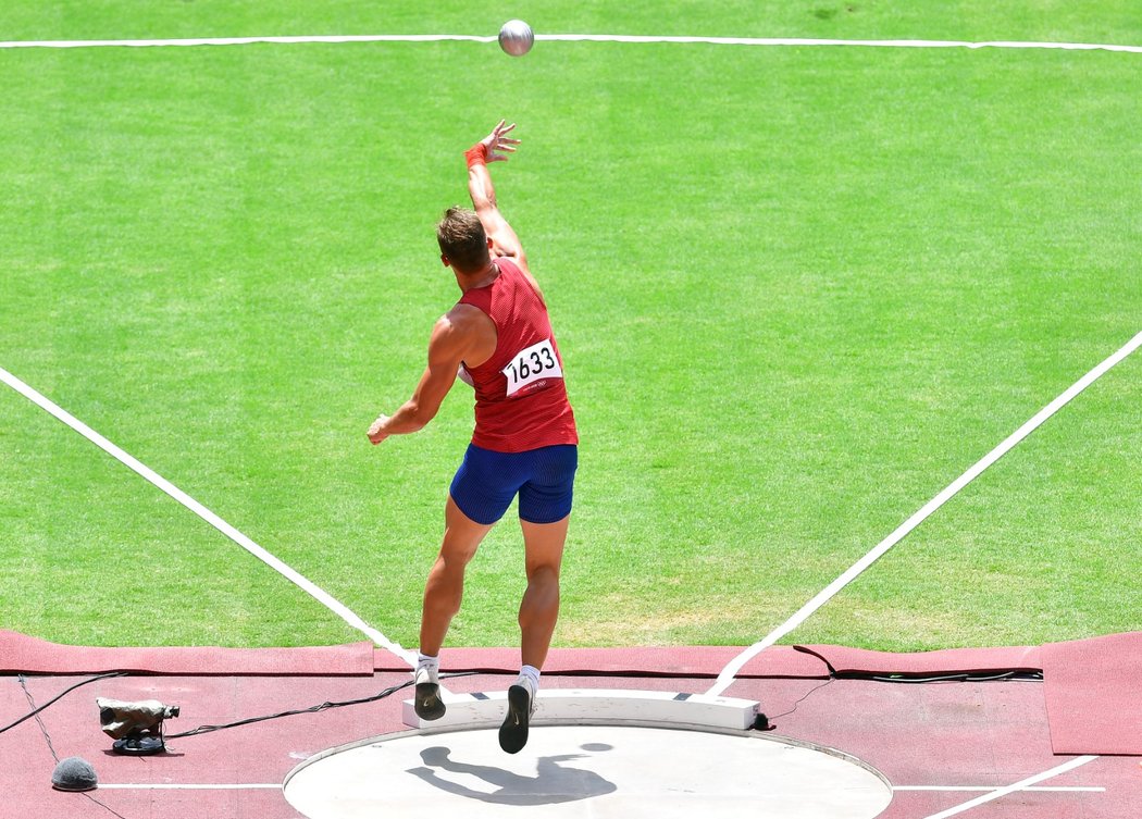 Český desetibojař Adam Sebastian Helcelet na olympiádě v Tokiu při vrhu koulí