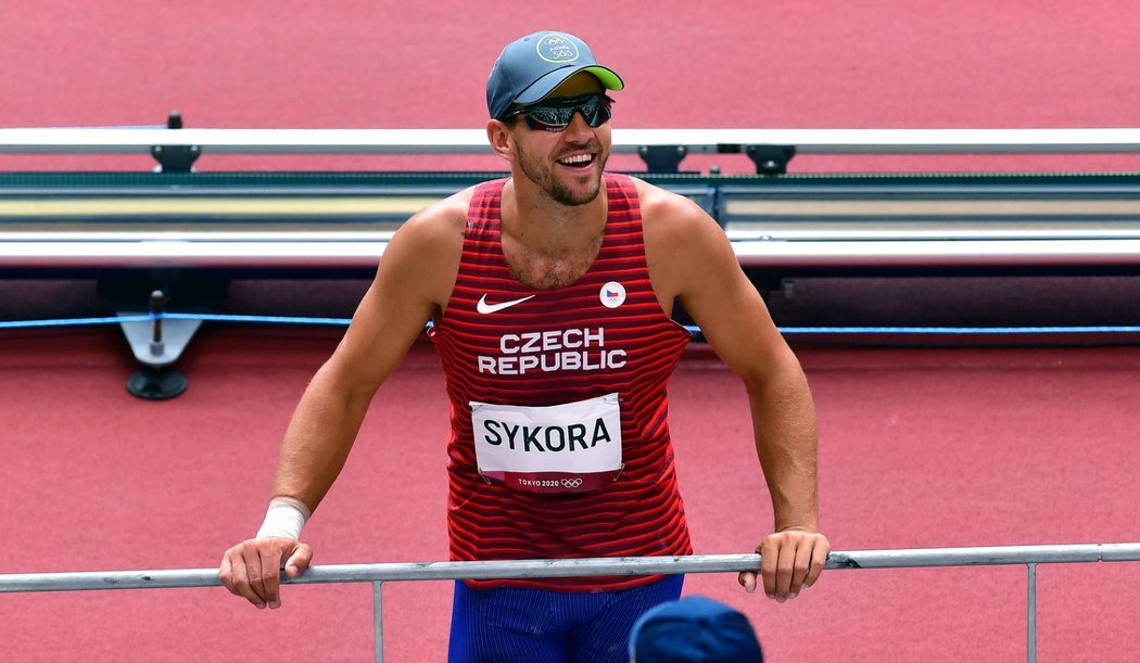 Český závodník Jiří Sýkora na olympiádě v Tokiu během desetiboje