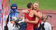 Vítězslav Veselý se objímá s Jakubem Vadlejchem po jejich úžasném úspěchu na olympiádě v Tokiu