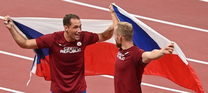 Vítězslav Veselý a Jakub Vadlejch slaví s českými vlajkami fantastický úspěch v oštěpu