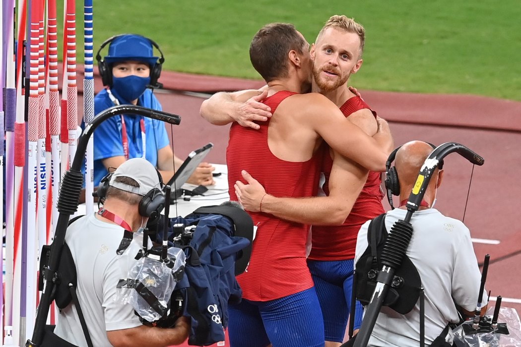 Vítězslav Veselý se objímá s Jakubem Vadlejchem po jejich úžasném úspěchu na olympiádě v Tokiu