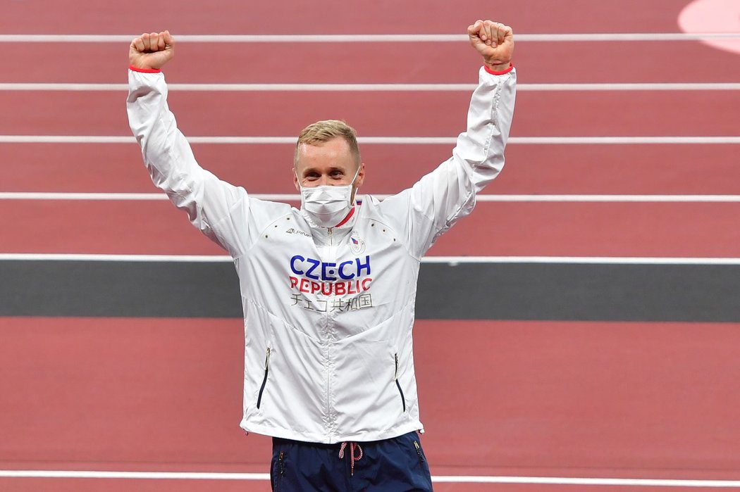Jakub Vadlejch se raduje ze stříbrné medaile na olympiádě v Tokiu