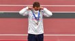 Vítězslav Veselý si nasazuje bronzovou medaili na olympiádě v Tokiu