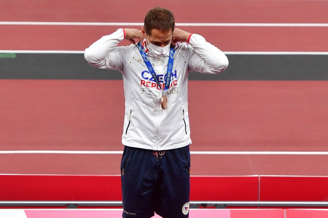 Vítězslav Veselý si nasazuje bronzovou medaili na olympiádě v Tokiu