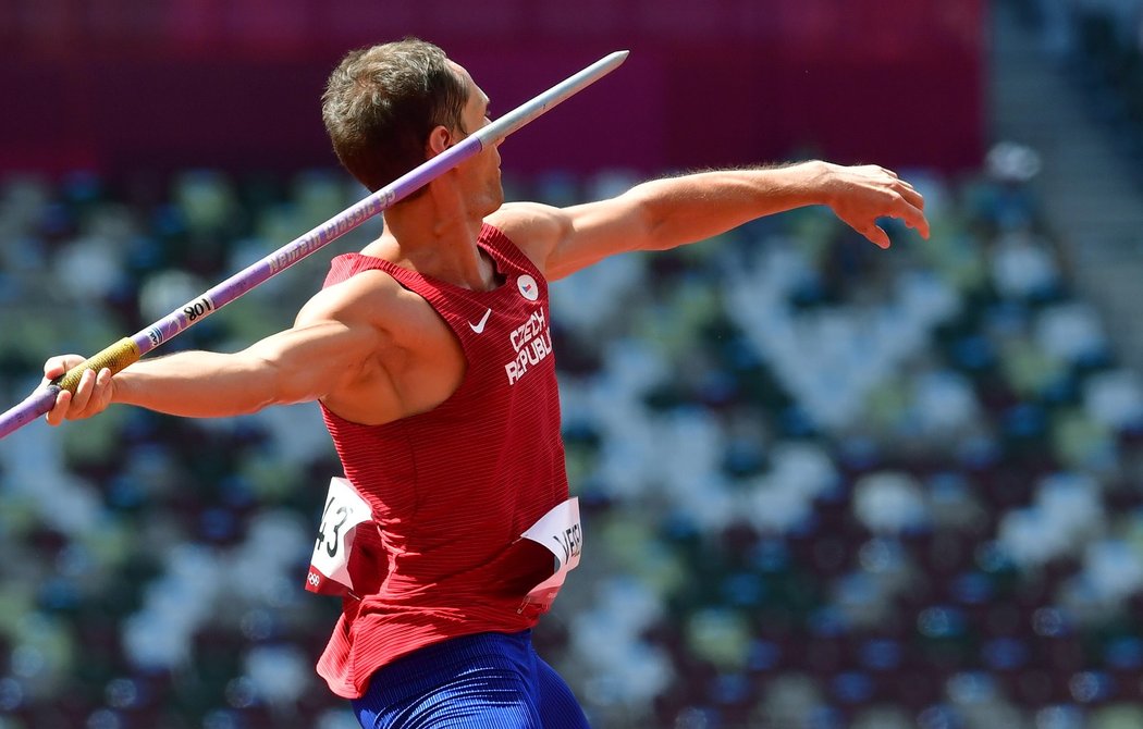 Vítězslav Veselý při svém oštěpařském pokusu na olympiádě v Tokiu během kvalifikace mužů