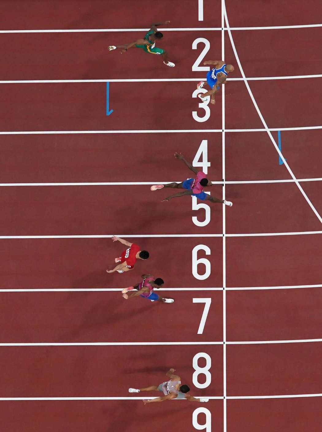 Cílová rovinka sprinterského závodu na 100 metrů mužů na olympiádě v Tokiu
