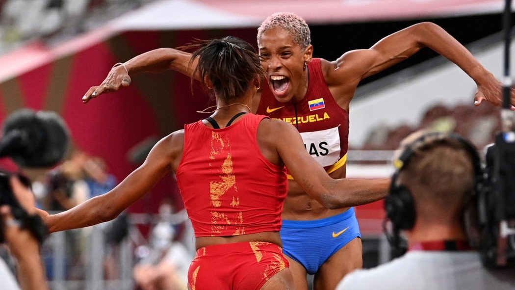 Venezuelská atletka Yulimar Rojasová slaví olympijské zlato se španělskou kamarádkou Anou Peleteirovou