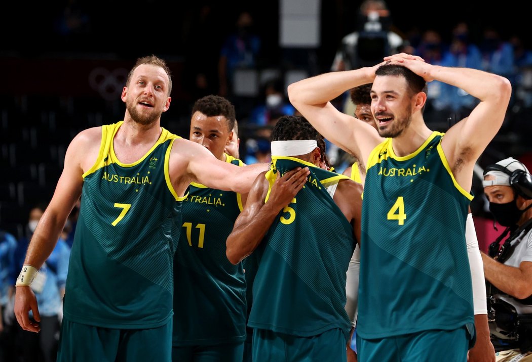 Radost australských basketbalistů po zisku historické bronzové medaile na olympiádě v Tokiu