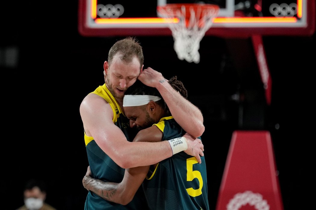 Australští basketbalisté oslavují premiérovou medaili na olympijských hrách