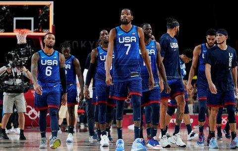 Poražení američtí basketbalisté v čele s Kevinem Durantem po zápase s Francií