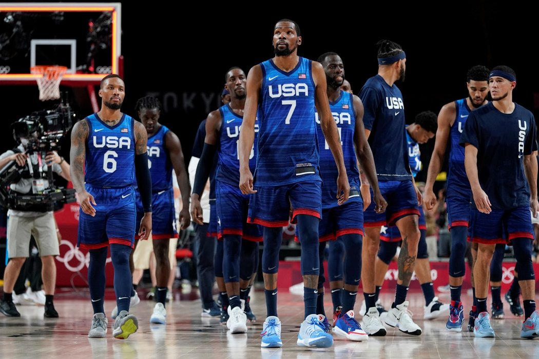 Poražení američtí basketbalisté v čele s Kevinem Durantem po zápase s Francií