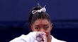 Americká hvězda gymnastiky Simone Bilesová během závodu v Tokiu, kde odstoupila