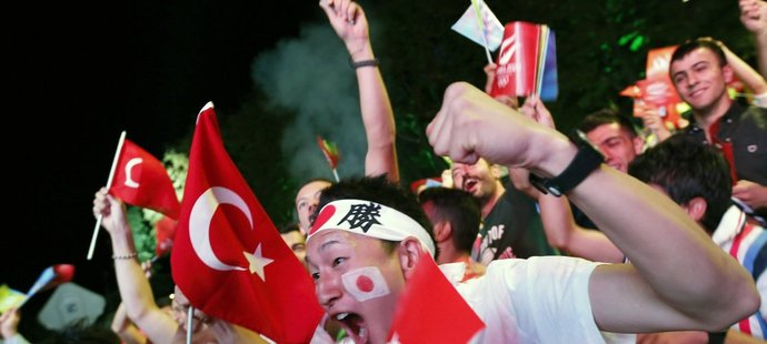 Japonští turisté v Turecku oslavují zvolení Tokia za hostitele olympijských her v roce 2020. Istanbul odešel poražen