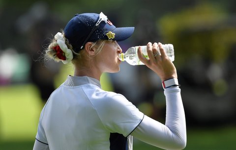 Nelly Kordová pije v prvním kole olympijského turnaje golfistek