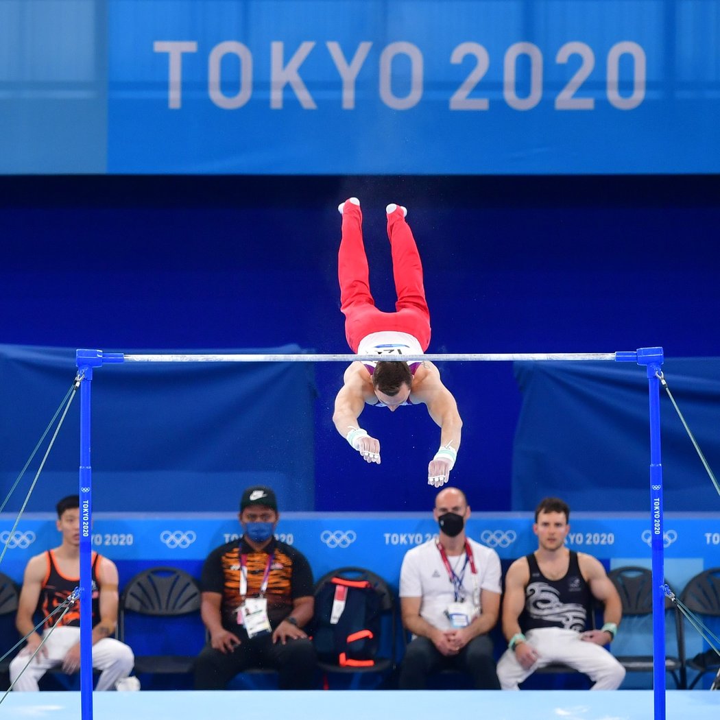 Český gymnasta David Jessen padá v kvalifikaci olympijského víceboje