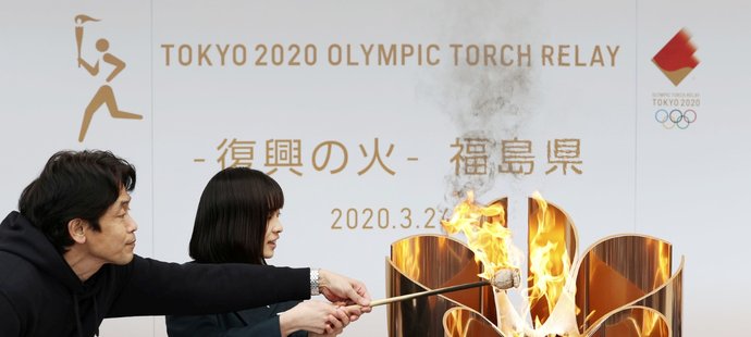 Zapalování olympijské pochodně před olympiádou v Tokiu