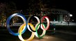 Olympijské kruhy, symbol Her, jsou v Tokiu nachystané. Největší sportovní akci ale kvůli koronaviru odložili