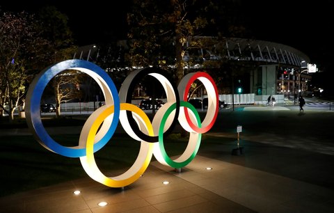 Olympijské kruhy, symbol Her, jsou v Tokiu nachystané. Největší sportovní akci ale hrozí kvůli pandemii koronaviru odložení