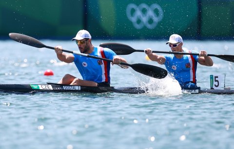 Josef Dostál a Radek Šlouf postoupili v závodě deblkajaků na 1000 metrů na olympiádě v Tokiu přímo do čtvrtečního semifinále. 