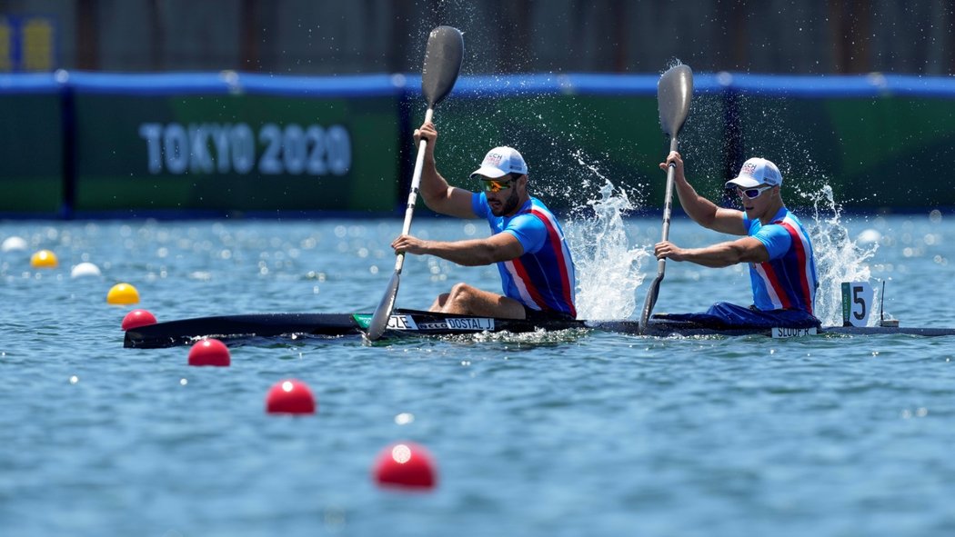 Čeští kajakáři Josef Dostál a Radek Šlouf na olympijské trati v Tokiu