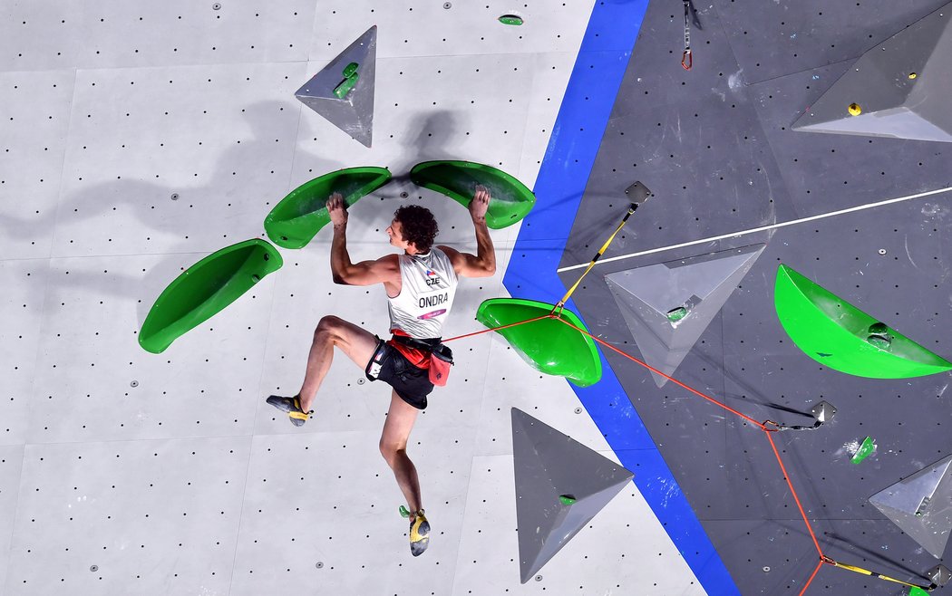 Adam Ondra při olympijské premiéře sportovního lezení