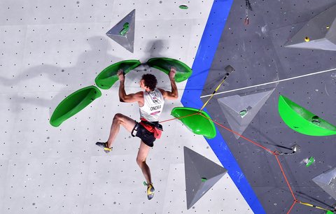 Adam Ondra při olympijské premiéře sportovního lezení