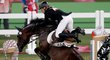 Annika Schleuová vlaje za koněm ve svém pětibojařském parkuru na olympiádě v Tokiu