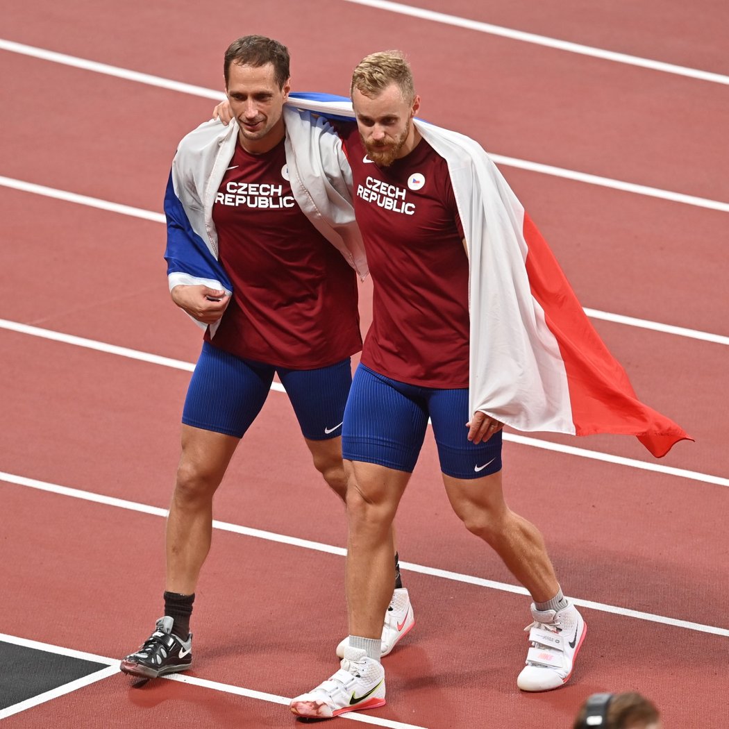 Čeští atleti Vítězslav Veselý (vlevo) a Jakub Vadlejch zajistili pro Českou republiku stříbro a bronz ve finále hodu oštěpem