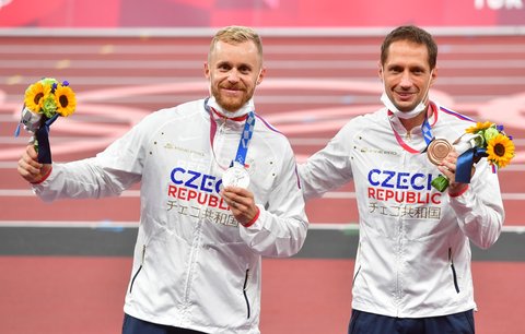 Čeští medailisté Vítězslav Veselý (vpravo) a Jakub Vadlejch z olympijského finále hodu oštěpem