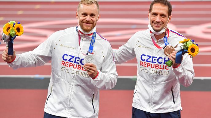 Čeští oštěpaři Jakub Vadlejch (vlevo) a Vítězslav Veselý vybojovali na olympiádě stříbro a bronz.