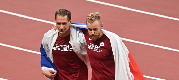 Čeští atleti Vítězslav Veselý (vlevo) a Jakub Vadlejch zajistili pro Českou republiku stříbro a bronz ve finále hodu oštěpem