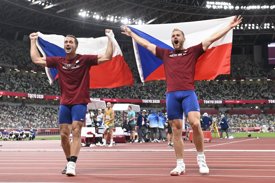 Čeští oštěpaři Vítězslav Veselý (vlevo) a Jakub Vadlech slaví zisk stříbrné a bronzové medaile na olympiádě v Tokiu