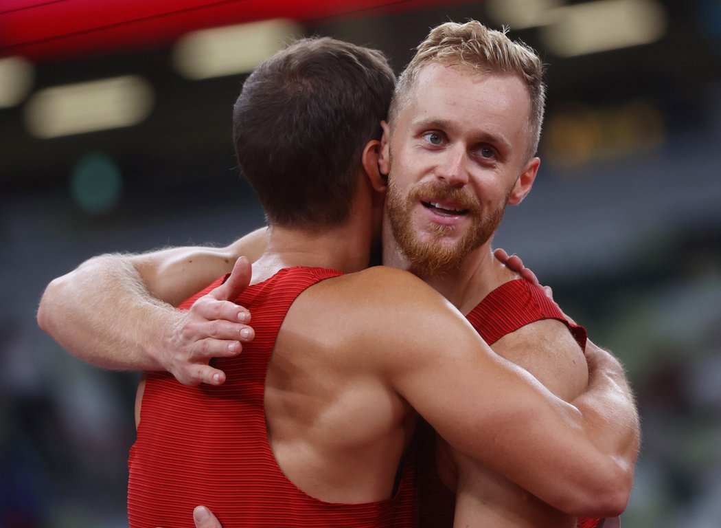 Český oštěpaři Jakub Vadlejch a Vítězslav Veselý si gratulují k zisku stříbra a bronzu ve finále olympijských her