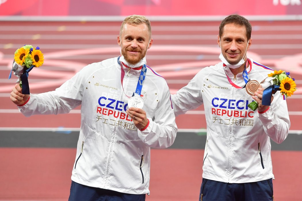 Čeští medailisté Vítězslav Veselý (vpravo) a Jakub Vadlejch z olympijského finále hodu oštěpem